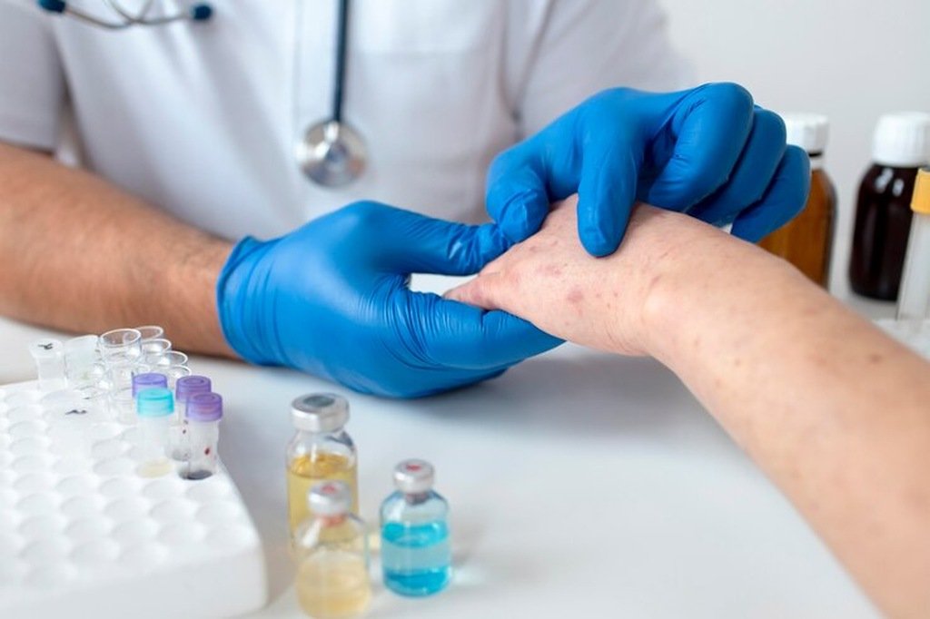 Sentença confirmando liminar que determinou o fornecimento do medicamento rituximabe para mulher portadora de Leucemia Linfocítica Crônica.